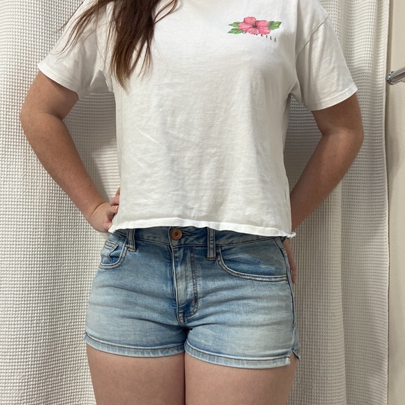 Women’s American Eagle light wash hi-rise shortie jean shorts. Size 4. - Picture 9 of 16